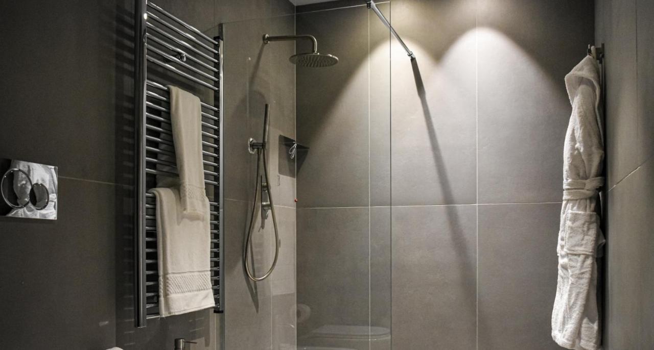 Palazzo Cornalia Hotel Milão Exterior foto A shower with a fixed shower head and a handheld shower head